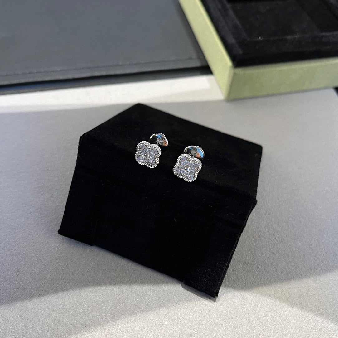 [NOBLE AURA]CLOVER MINI DIAMOND STUD EARRINGS