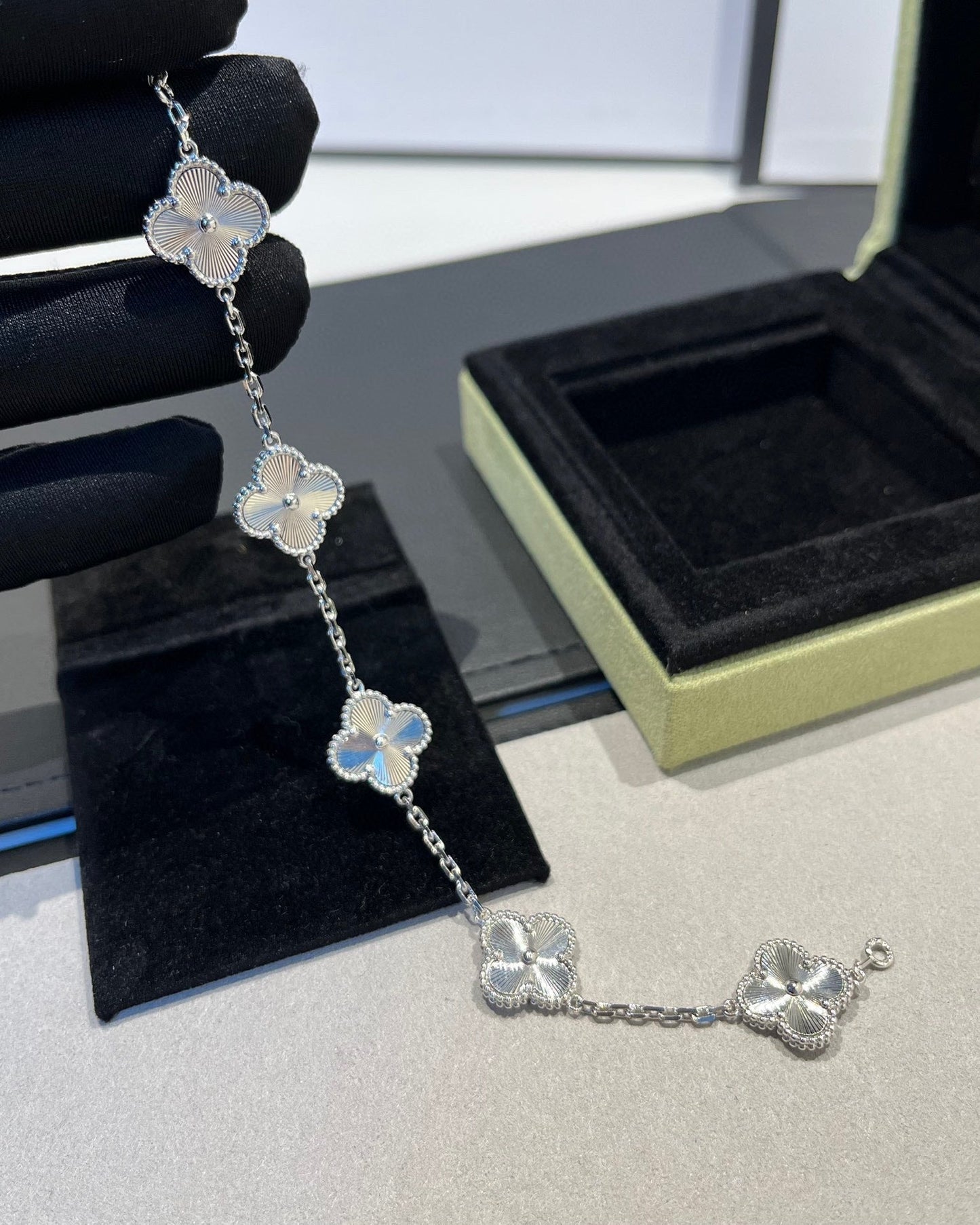 [NOBLE AURA] CLOVER 5 MOTIF LASER BRACELET COLLECTION