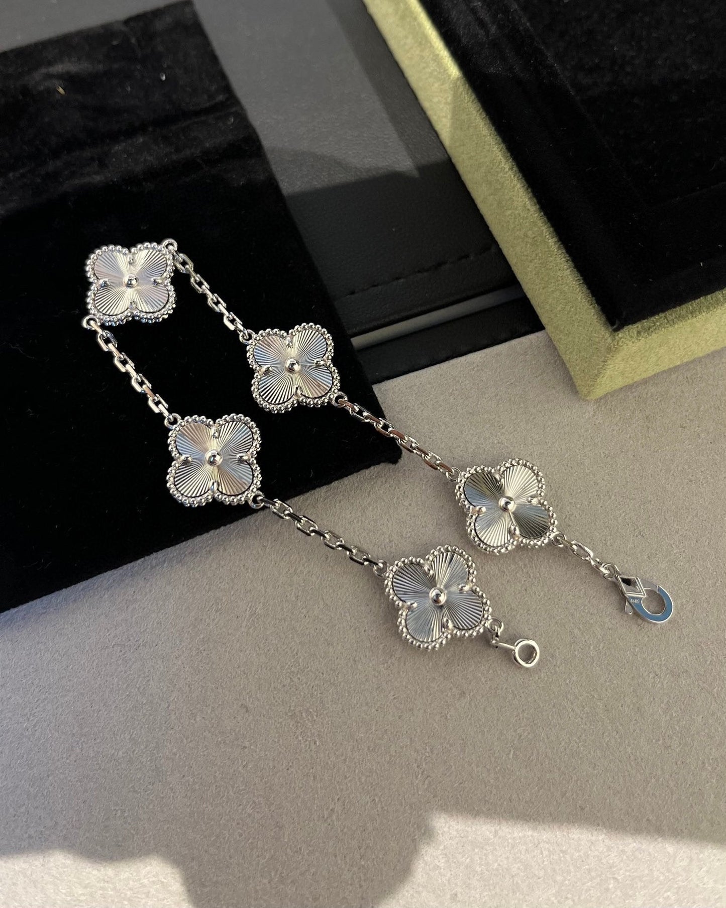 [NOBLE AURA] CLOVER 5 MOTIF LASER BRACELET COLLECTION